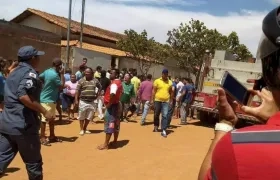 Grupo de personas reunidas al frente de una guardería en la que murieron diez personas el 5 de octubre de 2017