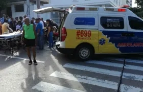 Cerca de La Asunción, ambulancia recoge motociclista arrollado por taxi y se lo lleva para otra Clínica