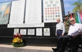 Inauguran un mural y desfilan en Bolivia