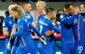 Jugadores islandeses celebran el paso a la fase final del Mundial de Rusia 2018.