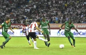 Remate de Roberto Ovelar para abrir el marcador en el Metropolitano.