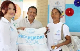 La subdirectora de Programas y Proyectos del DPS, Kelly Sarmiento, durante la entrega de las donaciones del Departamento de Prosperidad Social.