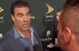 Momento en que el actor Eduardo Yáñez le da una cachetada a un reportero.