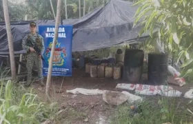 Personal de la Armada custodia el laboratorio desmantelado.