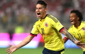 James Rodríguez celebra el tanto ante Perú, en el último partido de Eliminatorias a Rusia.