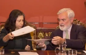 La directora general del ICC, Carmen Millán, y el director de la RAE y presidente de la ASALE, Darío Villanueva, durante la firma del convenio entre ambas instituciones.