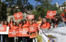  Un centenar de personas se concentró hoy delante de la Casa Blanca para protestar por ambas medidas.