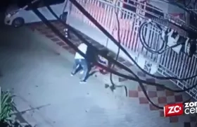 El ladrón vestía una camisa blanca y un jean.