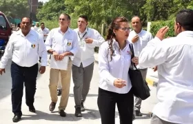 El Gobernador del Atlántico saliendo de la Universidad del Atlántico acompañado de sus escoltas.