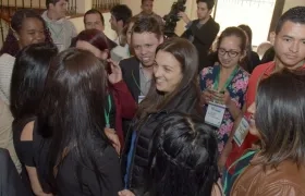 Karen Abudinen, directora del ICBF, con varios de los jóvenes que crecieron en hogares sustitutos.