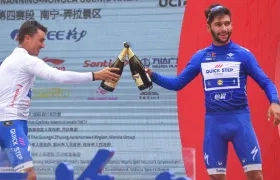 El líder juvenil Julian Alaphilippe, compañero de equipo de Fernando Gaviria, en la foto, una vez concluyó la etapa.