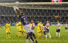 El arquero Robinson Zapata despejando un remate juniorista.