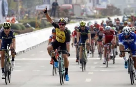 Momento en el que Gaviria cruza la meta como segundo.