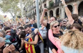 Los catalanes celebraron en las calles la declaración de independecia.
