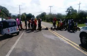 Momento en que la comunidad bloquea la vía que comunica a Barranquilla con Cartagena.
