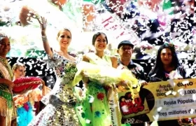 Fefi Mendoza, reina del Carnaval 2017, entregó a Eliana Pagán la corona.