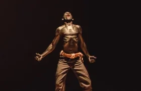 Escena de la obra 'Revuelo' del grupo Atabaques.