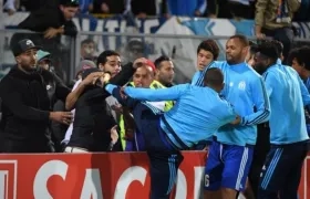 Momento en el que Evra golpea al aficionado.