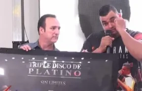 Rolando Ochoa no aguantó las lágrimas al recibir el disco de platino.