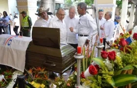 El Alcalde, Joao Herrera, y el maestro, Alci Acosta, dando el último adiós.