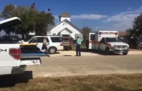 Imagen de televisión afuera del lugar del tiroteo en Sutherland Springs, Texas.