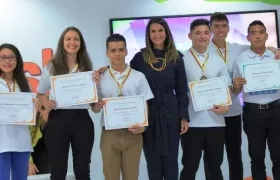 La ministra Yanet Giha y jóvenes beneficiarios de Ser Pilo Paga.