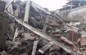 Así quedó la edificación después de desplomarse.