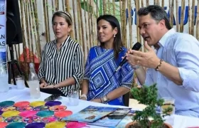 Dayana Jaimes, viuda de Martín Elías, Diana Carolina Molina Carvajal, presidenta del certamen y Rodolfo Molina, presidente del Festival de la Leyenda Vallenata.