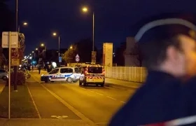 La Policía monta guardia en las inmediaciones del instituto Sain-Exupéry, en Blanac, cerca de Toulouse (Francia) hoy, 10 de noviembre de 2017