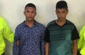 Francisco Manuel y Aldair Francisco Lora Pérez, tras ser capturados por la Policía.