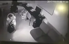 Uno de los ladrones quedó grabado en las cámaras de seguridad de la empresa.