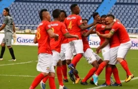 Jugadores del Barranquilla celebran la anotación. 