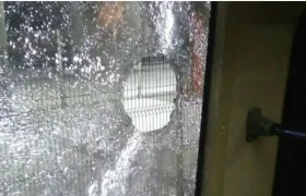 A este alimentador, vándalos le dañaron los vidrios.