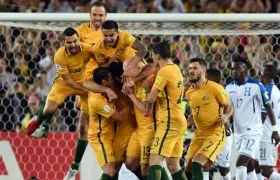 Los jugadores de Australia celebran un gol.