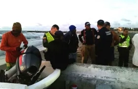 Los tres pescadores en tierra firme.