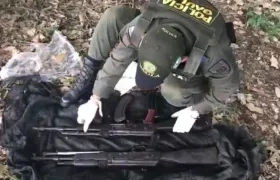 Agentes del Gaula desentierran los fusiles del Clan del Golfo.