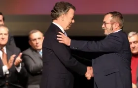 El Presidente Juan Manuel Santos y el líder de las FARC, Rodrigo Londoño, ‘Timochenko’