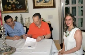 El candidato a la Cámara, Roberto Rodríguez; el Senador, Roberto Gerleín y la Secretaria Genera del PCC, María Mercedes López.