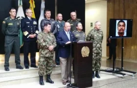 El ministro de Defensa, Luis Carlos Villegas, informando la muerte de alias "Inglaterra".