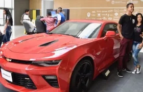 Los jóvenes aprovecharon los autos lujosos para tomarse fotos.