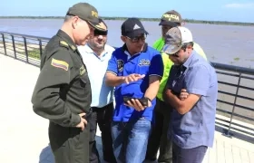 El Fiscal Rodrigo Restrepo explicando detalles de la investigación al Alcalde, Alejandro Char; el Comandante (e) de la Mebar , Coronel Mauricio Pérez y el Jefe de la Oficina de Seguridad, Yesid Turbay.