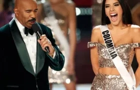 Steve Harvey con Laura González.