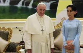 El Papa encontró a Aung San Suu Kyi en el palacio fortaleza de Naypyidó