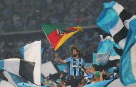 Hinchas de Gremio festejan el título. 