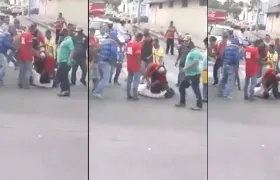 El delincuente cuando era objeto de la paliza tras hurtar el celular.