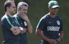 Juan Manuel Lillo y su cuerpo técnico. 