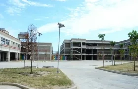 Cuenta con 74 aulas. 