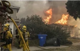  El incendio se desplaza imparable avivado por los fuertes y secos vientos.