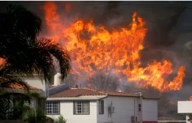 Aunque sigue el fuego, con la disminución de los vientos, los esfuerzos de los bomberos, aseguran las autoridades, podrían lograr hoy detener su avance.