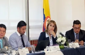 La Ministra de Trabajo en una reunión de concertación salarial.
